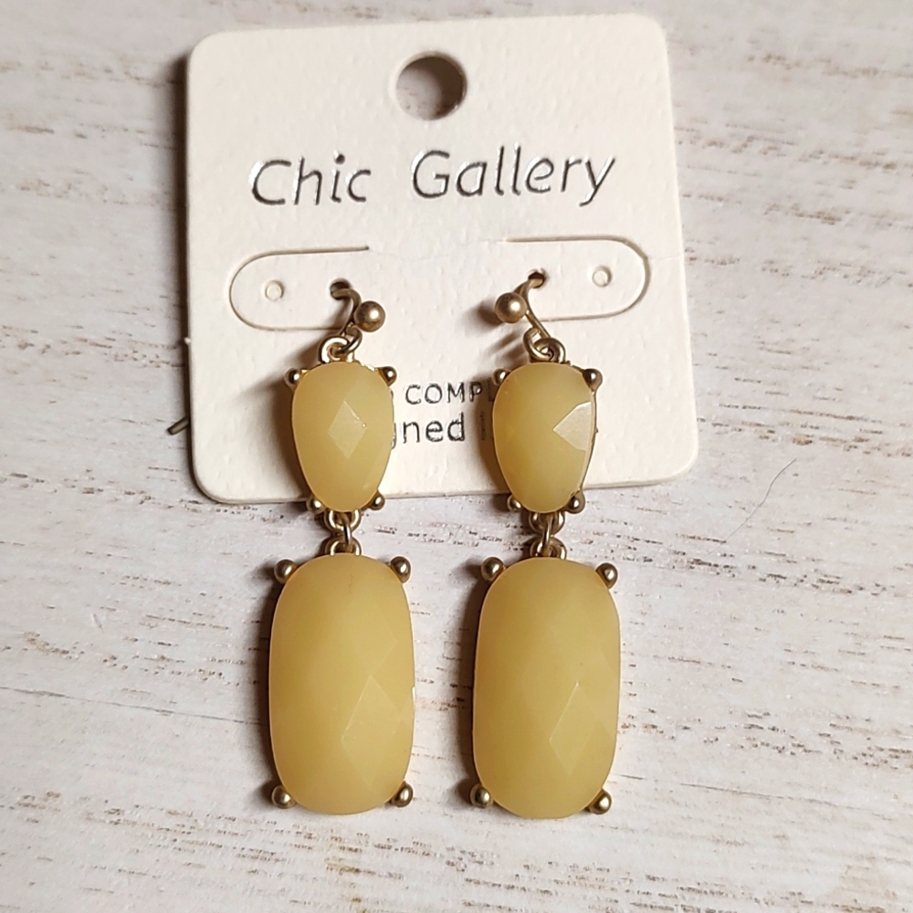 😻 3 For $15 Pale Yellow Two Tier Lucite Gemstone Dangle Earrings